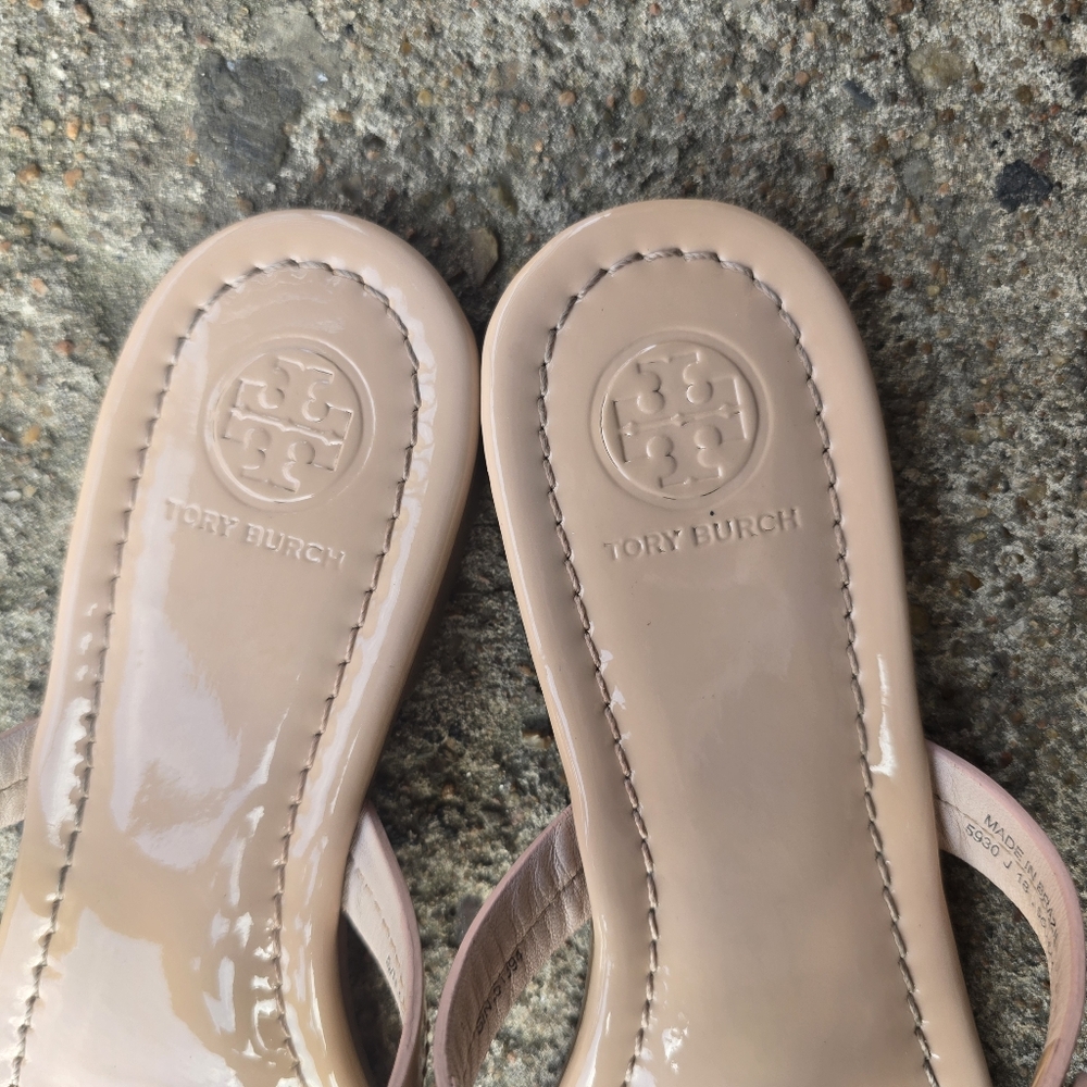 Tory Burch Patent Logo Thong Sandals in Blush Nude - Picture 4 of 11